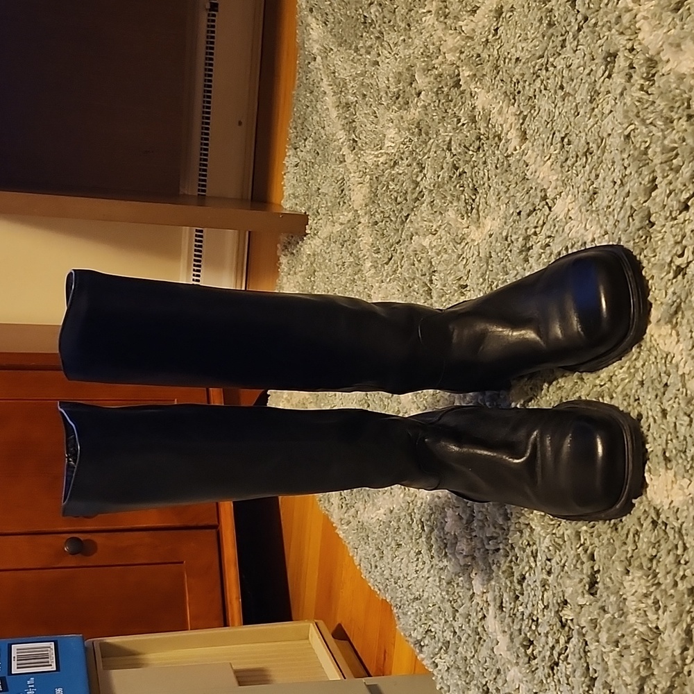 Santana Canada black leather calf height boots